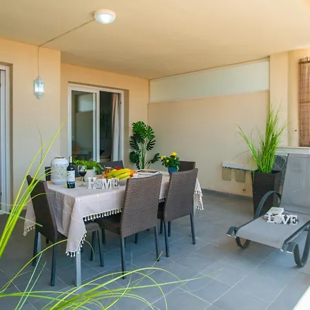 Apartment 2 Bedroom And Terrace